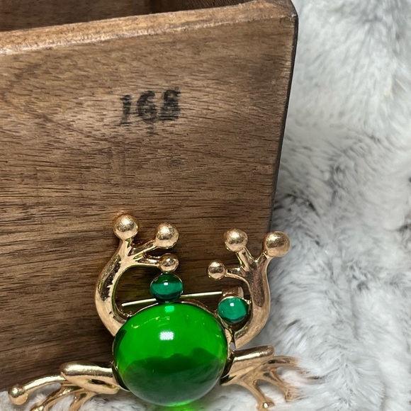 Frog Brooch with large Green Gem - Picture 5 of 10